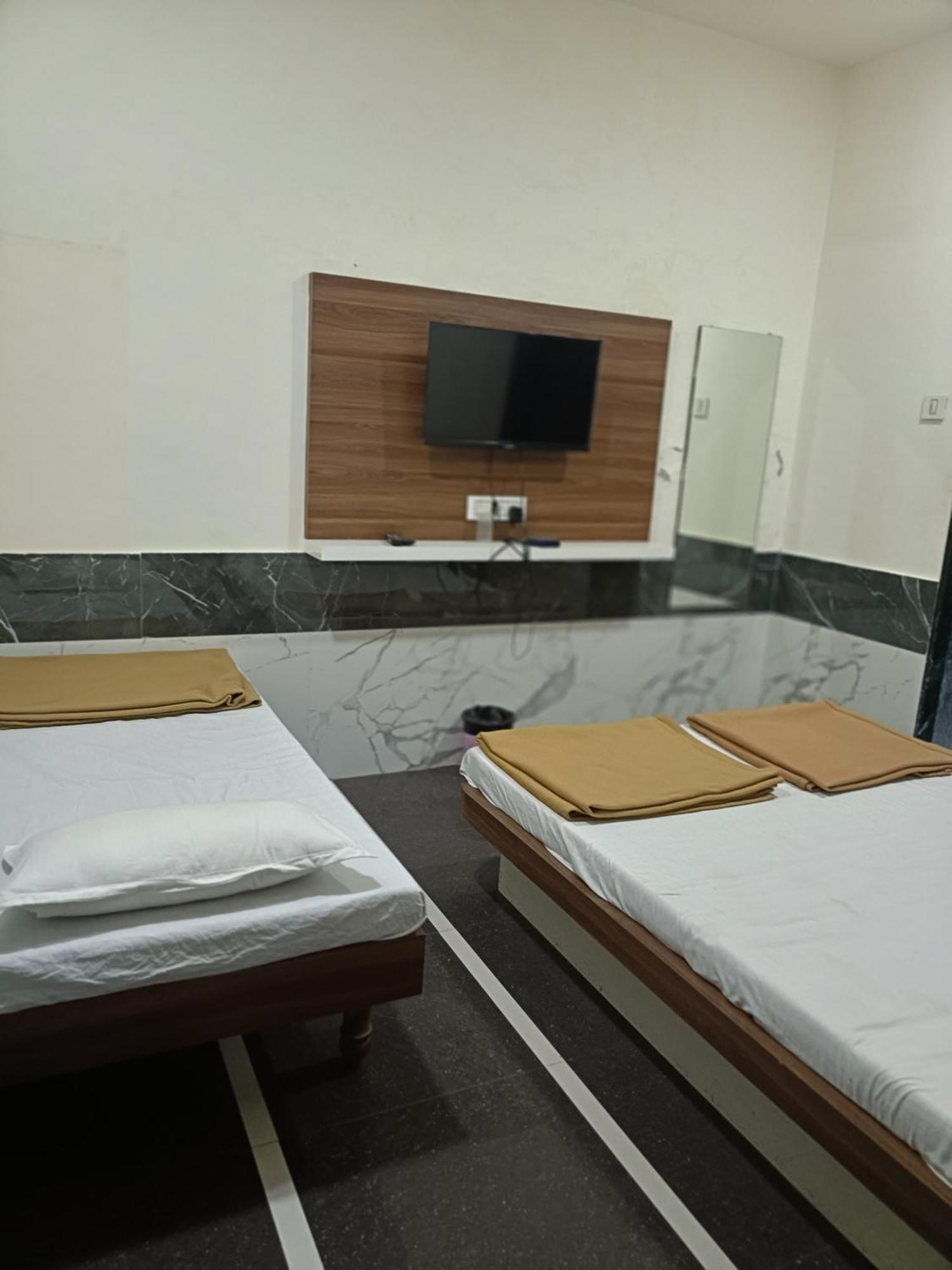 Hotel Mahalaxmi Dwārka Extérieur photo